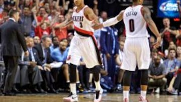 C.J. McCollum choca con Damian Lillard.