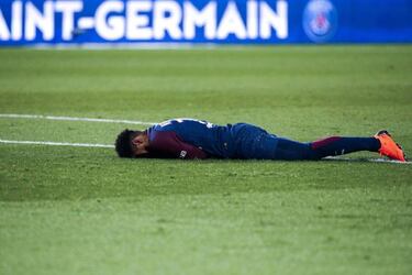 Neymar: Brazil doctor arrives in France to meet PSG's stricken star