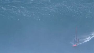 La windsurfista Sarah Hauser en lo más profundo de la ola de Jaws (Maui, Hawái) que le dio el Récord Guinness de la ola más grande jamás navegada/surfeada por una mujer en windsurf. 10,97 metros. El 31 de diciembre del 2019.