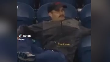 La pillada a un hombre en la grada en pleno partido que desató las risas de los locutores