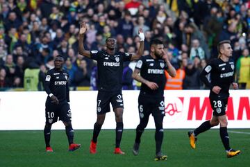 El FC Nantes se ha enfrentado hoy al Nîmes Olympique el cual ha sido la última despedida a el exjugador Emiliano Sala tras su fallecimiento. Los jugadores del club francés ha disputado el partido con vestimenta negra y con el nombre del argentino en la espalda. 
