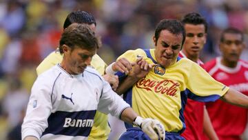 FUTBOL MEXICANO CLAUSURA 2005
MEXSPORT DIGITAL IMAGE
17 April 2005: Action photo of Hernan Cristante of Toluca fighting for the ball with Cuauhtemoc Blanco of America, during week 13 game of the 2005 Torneo de Clausura./Foto de accion de Hernan Cristante de Toluca peleando por el balon con Cuauhtemoc Blanco de America, durante juego de la semana 13 del Torneo de Clausura 2005. MEXSPORT/OMAR MARTINEZ
