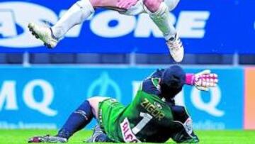 <b>SIN VELOCIDAD. </b>Sales salta por encima del portero Zigor.