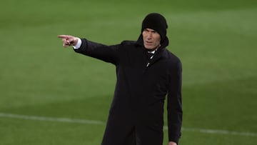 GRAF4954. MADRID, 09/02/2021.- El entrenador del Real Madrid, el francés Zinedine Zidane, durante el partido aplazado de LaLiga ante el Getafe, que se disputa este martes en el estadio Alfredo di Stéfano. EFE/ Juanjo Martín