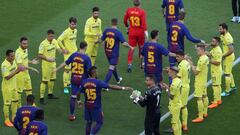 GRAF3025. BARCELONA, 09/05/2018.- Los jugadores del Villareal CF hacen el pasillo a los del FC Barcelona al inicio del partido correspondiente a la 34&ordf; jornada de liga, disputado hoy en el Camp Nou de Barcelona. El equipo azulgrana rinde homenaje al 