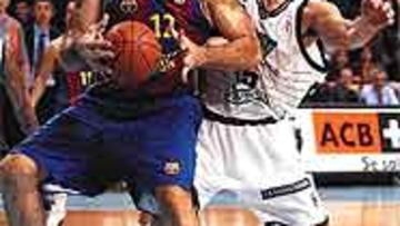 <b>VERDUGO.</B> Roberto Dueñas, ante Tabak en la foto, sentenció el partido de forma polémica.