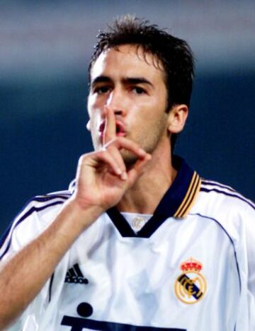 Iconic image of Raul asking for quiet at Camp Nou during the 1999 El Clásico