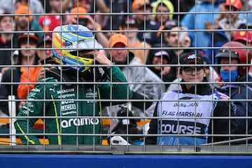 Fernando Alonso se lamenta tras su accidente en el Gran Premio de Australia.