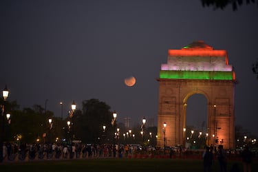 Imagen de la Luna captada cerca de la Puerta de la India durante el eclipse lunar parcial del 3 de marzo de 2026 en Nueva Delhi, India.