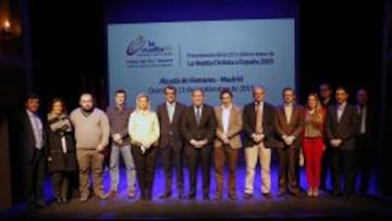 El alcalde de Alcal&aacute; de Henares, Javier Bell&oacute;n, junto a Javier Guill&eacute;n y Fernando Escart&iacute;n, entre otros asistentes a la presentaci&oacute;n.
 