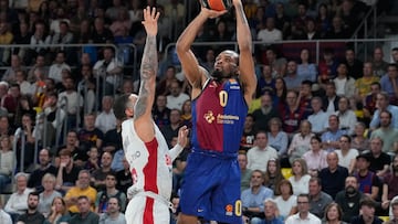 BARCELONA, 08/11/2024.- El escolta estadounidense del Barcelona Kevin Punter (d) lanza a canasta durante el partido de la Euroliga de baloncesto que FC Barcelona y Baskonia disputan este viernes en el Palau Blaugrana. EFE/Alejandro García