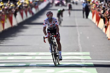 El francés Julian Alaphilippe llegando a la línea de meta en segundo lugar.