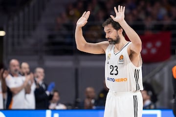 Sergio Llull agradece los aplausos del Palacio de Deportes, desde ahora Movistar Arena, tras superar a Kyle Hines.