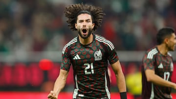 MEX2181. GUADALAJARA (MÉXICO),15/10/2024.- César Huerta de México celebra un gol ante Estados Unidos, este martes durante un partido amistoso en el Estadio Akron, en Guadalajara (México). EFE/ Francisco Guasco