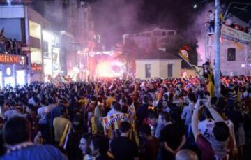 Fan芍ticos del equipo Galatasaray celebran, la Superliga de Campeones de Turqu赤a, en Estambul (Turqu赤a). El Galatasaray logr車 su vig谷simo t赤tulo de campe車n de la Liga turca, tras el empate (2-2) cosechado hoy por el Fenerbahce, segundo clasificado, en su visita al campo del Istanbul Basaksehir.