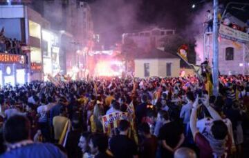 Fanáticos del equipo Galatasaray celebran, la Superliga de Campeones de Turquía, en Estambul (Turquía). El Galatasaray logró su vigésimo título de campeón de la Liga turca, tras el empate (2-2) cosechado hoy por el Fenerbahce, segundo clasificado, en su visita al campo del Istanbul Basaksehir. 