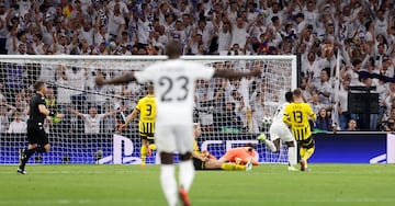 4-2. Doblete de Vinicius. El brasileño arranca desde su propio campo, se zafa de Emre Can, avanza y en la frontal el área germana, dispara raso al palo izquierdo de Gregor Kobel y marca el cuarto gol.