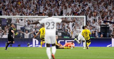 4-2. Doblete de Vinicius. El brasileño arranca desde su propio campo, se zafa de Emre Can, avanza y en la frontal el área germana, dispara raso al palo izquierdo de Gregor Kobel y marca el cuarto gol.