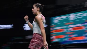 La jugadora española Carolina Marin celebra un punto durante su partido ante Pornpawee Chochuwong en el Open de Malasia de bádminton.