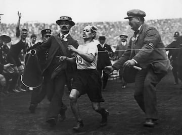 Finalmente, una historia de gallardo fracaso, Pietri Dorando fue descalificado debido a que recibió asistencia para terminar la Maratón en los Juegos Olímpicos de Londres de 1908, pero es sin duda una de las historias olímpicas verdaderamente grandes de pura determinación. Al borde del agotamiento, el italiano se desorientó al ingresar al estadio para la última vuelta, tropezando en la pista por el camino equivocado. Aunque los libros de registro mostrarán al estadounidense Johnny Haynes como el Medallista de Oro, el estatus de celebridad posterior de Dorando significa que su leyenda vivirá para siempre.  El negativo original de media placa de vidrio, filmado para la agencia de prensa, Topical Press, se encuentra en los archivos de Getty Images en el Archivo Hulton con sede en Londres, una pieza de historia que consolidará para siempre el lugar de Dorando en el folklore olímpico.