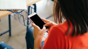 Niña con teléfono móvil