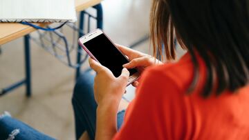 Niña con teléfono móvil