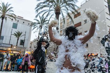 Tradicionalmente el Rey Carnestoltes, toma el mando de la ciudad hasta el primer miércoles, proclamando la desvergüenza y la libertinaje en la ciudad. 