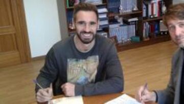 Firma del contrato de Borja con Carlos Su&aacute;rez, presidente del Valladolid