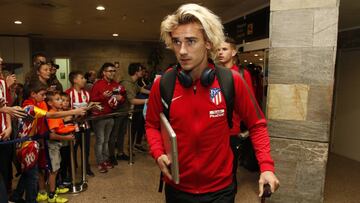 Griezmann en la llegada a A Coruña para el Deportivo-Atlético de Madrid.