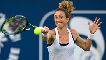 La croata Petra Martic devuelve una bola durante su partido ante Elena Rybakina en el Dubai Tennis Championships.