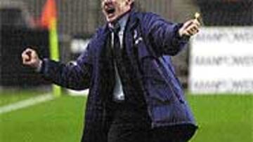 <b>MANDA LUIS</B>. Luis Fernández se estrenará hoy como entrenador del Espanyol. Al Consejo directivo se le pidieron medidas. Las tomó. Se cargó todo el cuerpo técnico del primer equipo y al secretario técnico. El que continúa en su cargo es el director general, Josep Lluis Marcó.