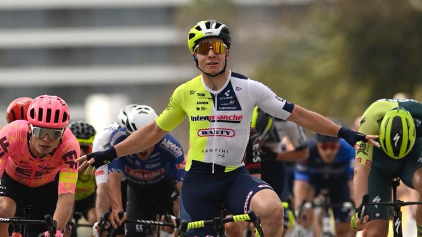 Gerben Thijssen estrena el liderato tras un disputado esprint