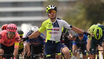 Gerben Thijssen cruzando la l赤nea de meta de la primera etapa de la Volta al Algarve.