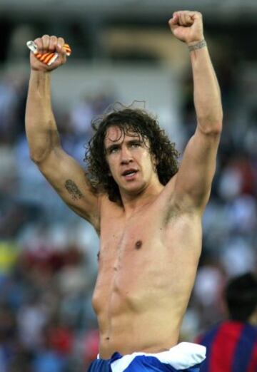 Gesto de Puyol a los aficionados con el brazalete de capitán en la mano en el partido contra el Málaga en la Rosaleda. (24/04/05)