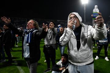 El partido se tuvo que detener a los nueve minutos de juego por graves incidentes tanto dentro como fuera del estadio. Hinchas del Lobo que quedaron afuera se enfrentaron con la policía, que reprimió de manera abrupta.  El humo de los gases lacrimógenos ingresó al estadio