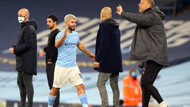 Manchester City's Argentinian striker Sergio Aguero (3L) is substituted by Manchester City's Spanish manager Pep Guardiola (2L) during the English Premier League football match between Manchester City and Arsenal at the Etihad Stadium in Manches