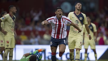 Foto de accion del partido America vs Guadalajara correspondiente a la jornada 11 del torneo Apertura 2018 de la Liga BBVA Bancomer realizado en el estadio Azteca.
Action photo of the America vs Guadalajara game corresponding to day 11 of the 2018 Apertura tournament of the BBVA Bancomer League held at the Azteca stadium.
EN LA FOTO: