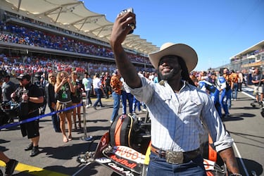 Shaboozi se hace un selfie en la parrilla del Gran Premio de Estados Unidos en Austin.