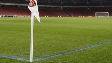 El Emirates, con las l&iacute;neas pintadas de azul para la disputa del Arsenal-Manchester City.