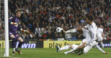 13 de enero de 2011. Partido de ida de los cuartos de final de la Copa del Rey entre el Real Madrid y el Atl¨¦tico de Madrid en el Bernab¨¦u (3-1). Cristiano Ronaldo marc¨® el 2-1.