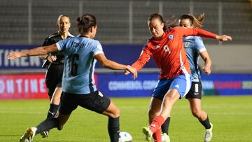 AMDEP9165. QUITO (ECUADOR), 24/07/2025.- Sonya Keefe (d) de Chile disputa el balón con Yannel Correa de Uruguay este jueves, en un partido de la fase de grupos de la Copa América Femenina entre Chile y Uruguay en el estadio Gonzalo Pozo Ripalda en Quito (Ecuador). EFE/ Vicente Costales