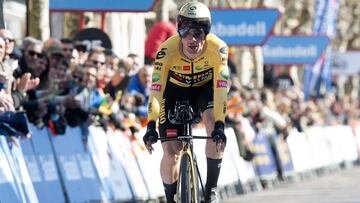 El ciclista esloveno Primoz Roglic compite durante la contrarreloj de la primera etapa de la Vuelta al País Vasco, la Itzulia de 2022.