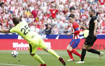 Fernando Torres marca el 1-1.