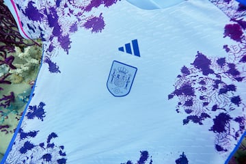 La camiseta de la segunda equipación de la selección española se inspira en los preciosos arrecifes de coral que cubren la extensa línea de costa del país, una singularidad que comparte con los célebres arrecifes de coral de los países anfitriones del torneo, Australia y Nueva Zelanda.