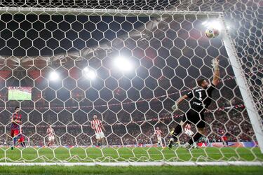 4-0. Raphinha, dentro del área, recorta hacia fuera y, con muy poco ángulo, suelta un zurdazo para superar a Unai Simón. El balón entra por la escuadra del palo corto del guardameta del Athletic.