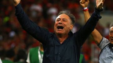 Ariel Holan, entrenador de Independiente, celebra la victoria de su equipo en la Copa Sudamericana.