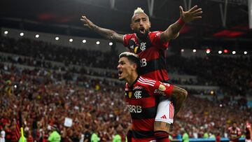 Flamengo's forward Pedro (L) celebrates with Flamengo's Chilean midfielder Arturo Vidal after �ublense's Uruguayan goalkeeper Nicola Perez (out of frame) scored an own goal during the Copa Libertadores group stage first leg football match between Flamengo and �ublense at the Maracana stadium in Rio de Janeiro, Brazil, on April 19, 2023. (Photo by MAURO PIMENTEL / AFP)