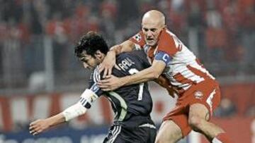 <b>QUEDA TODO POR DECIDIR</b>. Djordjevic y Raúl, como el resto de sus compañeros, lucharon mucho pero fueron incapaces de marcar. El Madrid podría haberse clasificado anoche con una victoria pero no la consiguió y tendrá que esperar a Bremen. Ante el Werder le vale el triunfo o el empate para meterse en la siguiente ronda de la Champions League.