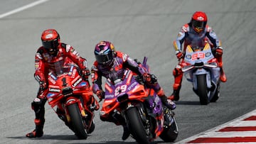 Intensa pelea entre Martín (89) y Pecco (1) en la primera vuelta del esprint de Austria.