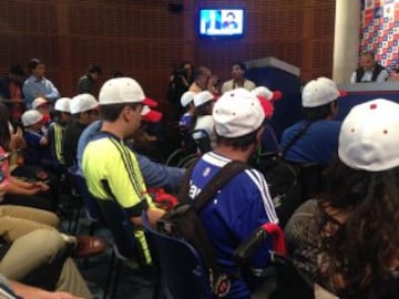 Los niños presenciaron la conferencia de prensa.